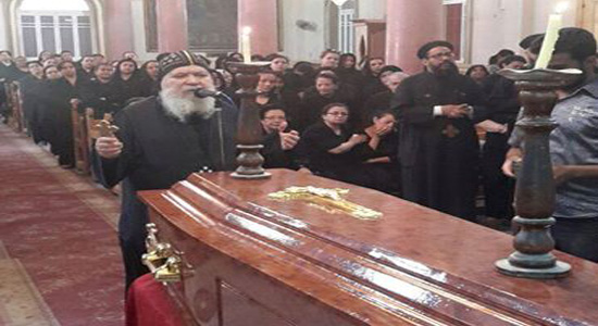 الأنبا باخوم يترأس صلاة جنازة القمص كيرلس باسيلي كاهن كنيسة الأنبا برسوم 