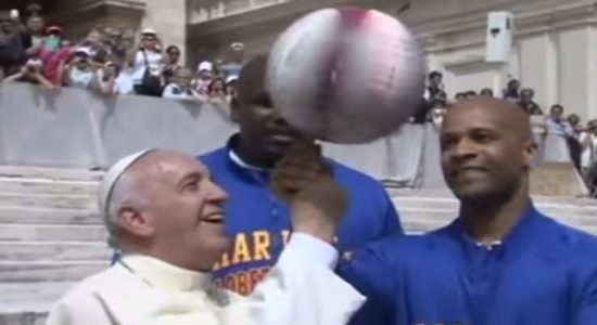  بابا الفاتيكان ينتسب فخريًا لأشهر فرق كلة السلة العالمية 