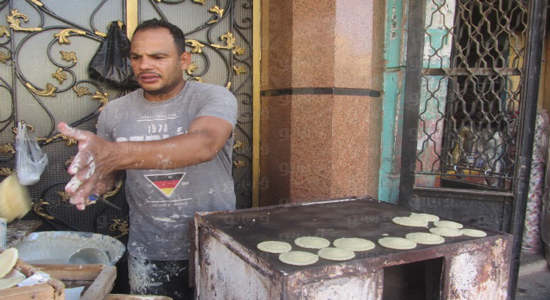  مسلمو وأقباط بني سويف يتشاركون في صنع وشراء حلوى رمضان