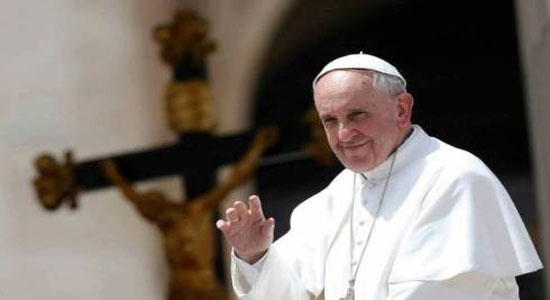البابا يضع إكليلا أمام "العذراء" من الزهور بألوان أعلام الدول التي سيزورها