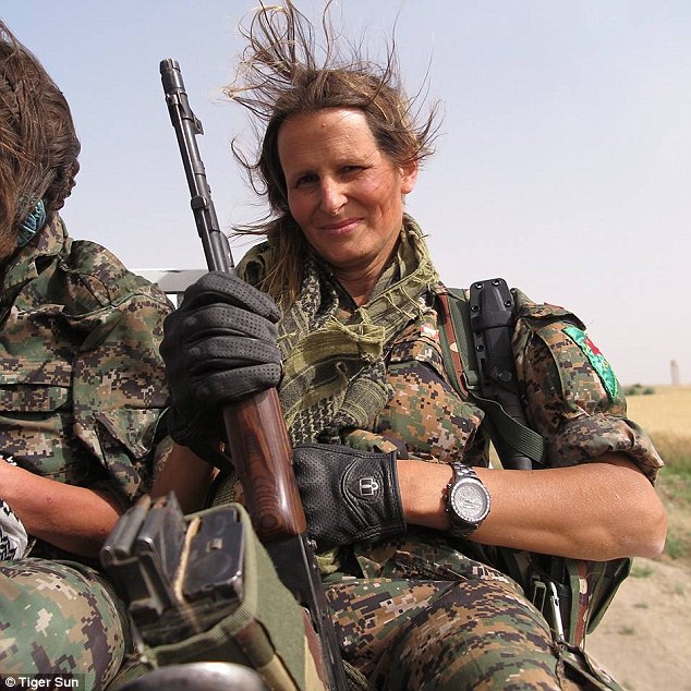 عارضة أزياء تنضم للقوات الكردية لمحاربة داعش