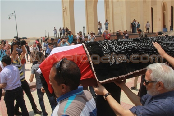 انتهاء صلاة الجنازة على جثمان عمر الشريف