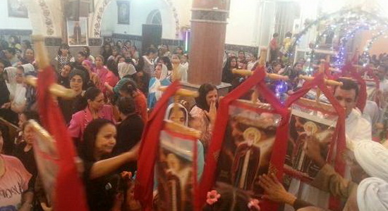 بالصور.. المئات من أقباط قنا يحتفلوا بعيد اﻷنبا شنودة بالعزب المصري