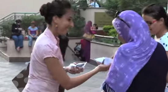 بالفيديو.. توزيع "التمر" عادة أقباط إسكندرية في شهر رمضان