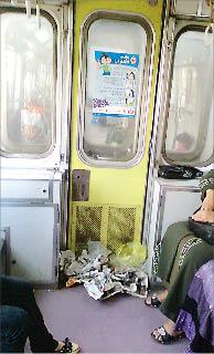 القمامة داخل إحدى عربات مترو الأنفاق تحت لافتة «حارب الأنفلونزا»