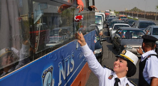 ضباط الشرطة يوزعون الورود والهدايا على المواطنين احتفالاً بقناة السويس