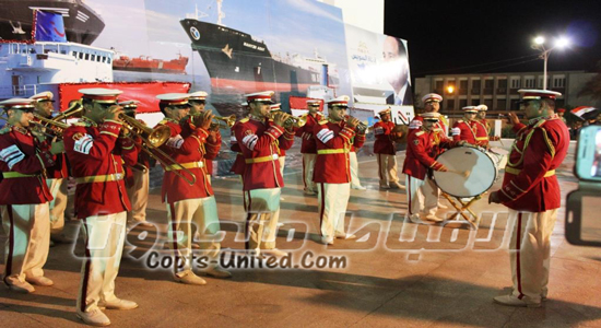 سيوط تحتفلون بافتتاح قناة السويس بعد انخفاض درجات الحرارة علي أنغام الموسيقي العسكرية