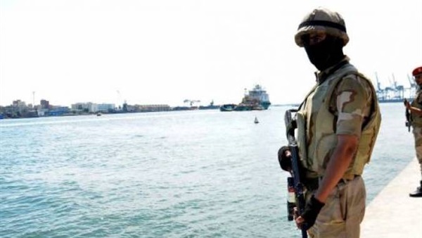 قوات الجيش تؤمن المجرى الملاحي بقناة السويس