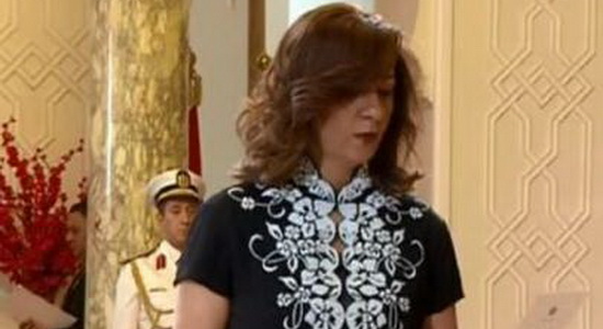 وزيرة الهجرة ترتدي «فستان قديم» أثناء أدائها اليمين