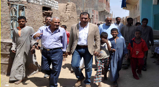 محافظ الأقصر يبحث مع وفد المصريين بالخارج سبل دعم القرى الفقيرة