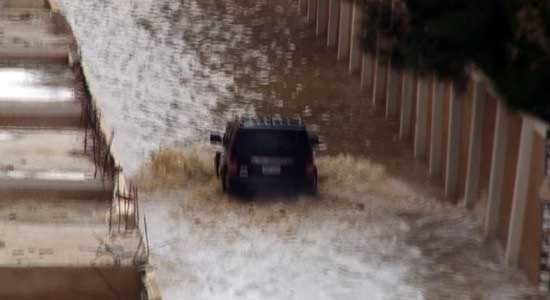  شاهد حصريا السيول تغرق سيارة البابا فى دير الأنبا بيشوى 