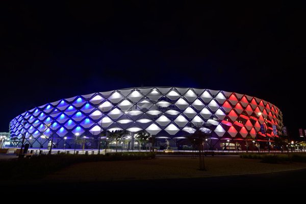  الإمارات تضئ أبرز معالمها بألوان علم فرنسا بعد الهجمات الإرهابية