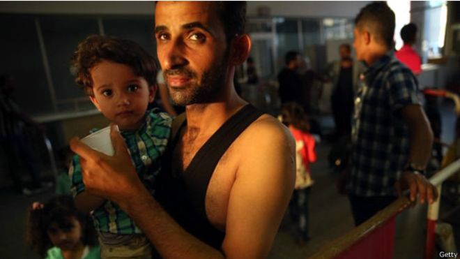 ملايين اللاجئين تدفقوا على اوروبا هربا من العنف المستشري في سوريا والعراق
