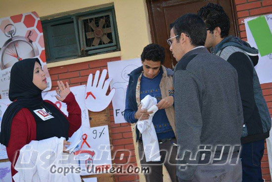 كلية الصيدلة بسوهاج تنظم حملة توعية عن مرض الايدز