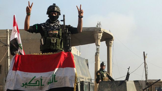 القوات رفعت العلم العراقيعلى المجمع الحكومي الرئيسي في الرمادي