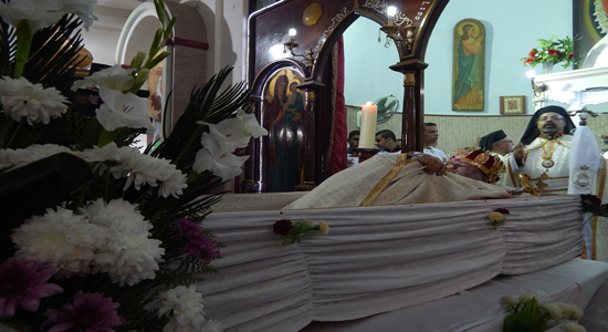 بالصور.. صلاة الجنازة علي الأنبا يوأنس مطران الكنيسة الكاثوليكية