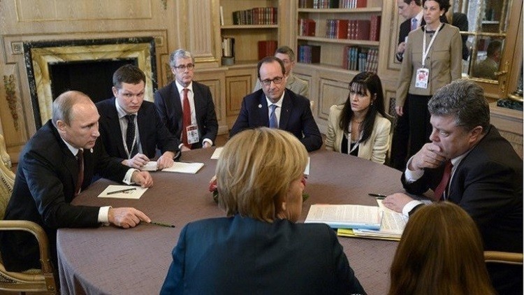 صورة من الأرشيف .. بوتين وميركل وهولاند وبوروشينكو في لقاء نورماندي