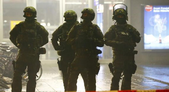 الشرطة تحرس محطة قطارات ميونيخ ليل الخميس - سكاي نيوز