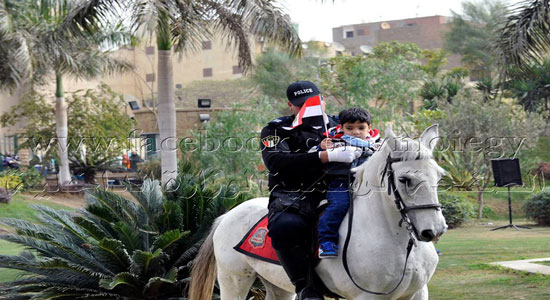 ضباط يشاركون أطفال مستشفى 57357 الاحتفال بعيد الشرطة