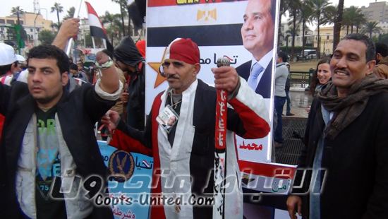 في الذكرى الخامسة لـ"يناير".. متظاهر لـ الإخوان: "أحنا رجالة مش زيكم بنستخبي زي الفيران"