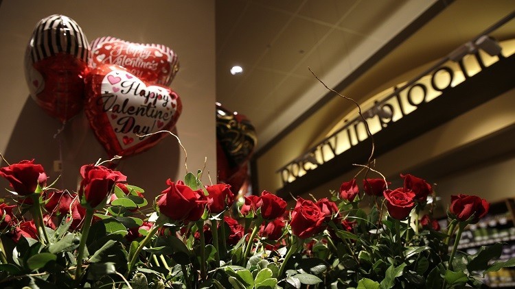 هدايا عيد الحب في متجر السيفوي في ويتون بولاية ماريلاند 13 فبراير 2015