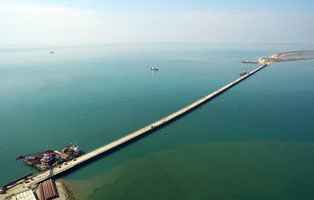 جسر يربط بين شبه جزيرة القرم وروسيا