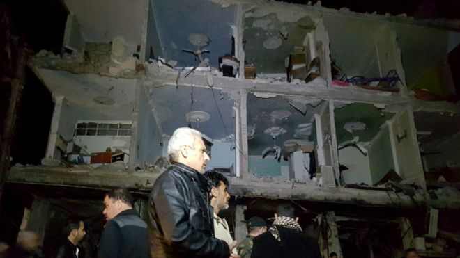 بعض أفراد الجيش السوري والمواطنين يتفقدون مكان تفجير السيدة زينب في دمشق