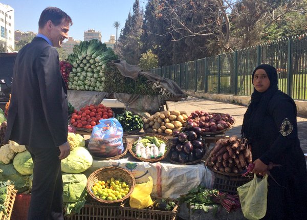  السفير البريطاني يتأمل الخضروات في شوارع القاهرة