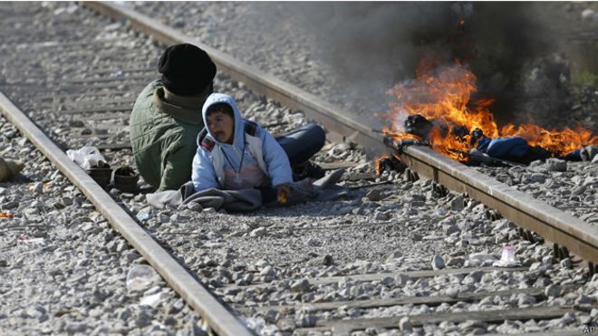 يجد الآلاف من المهاجرين انفسهم عالقون عند الحدود اليونانية المقدونية