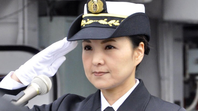 سيدة يابانية قائدة لسفينة حربية
