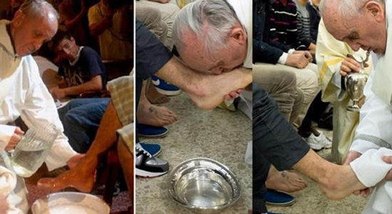 بابا الفاتيكان يغسل أقدام اللاجئين في طقس أسبوع الفصح