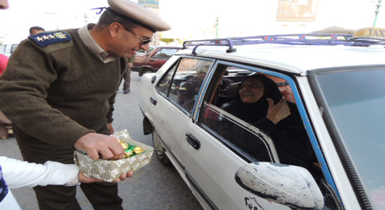 حلوي وورود من الشرطة للأمهات بشوارع المنيا