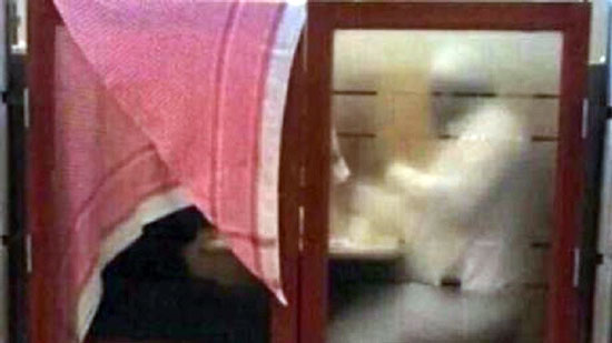 رجل سعودي يحجب زوجته بكوفيته في مطعم