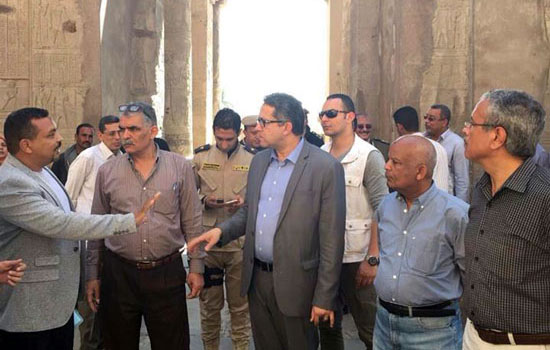بالصور.. وزير الآثار يتفقد معابد إدفو وكوم أمبو
