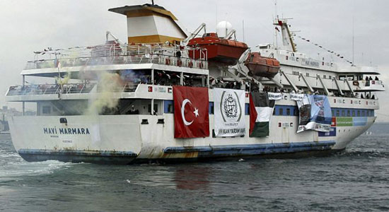 هاجم الإسرائيليون سفينة النشطاء وهي تسعى لاختراق الحصار المفروض على قطاع غزة