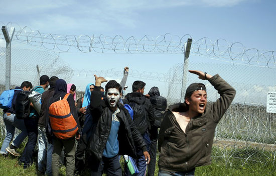 لاجئون مشاركون في أعمال شغب على الحدود اليونانية المقدومية
