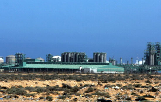 إجلاء العاملين في 3 حقول نفطية شرق ليبيا