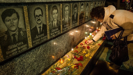 نصب تذكاري للضحايا المشاركين في احتواء كارثة تشيرنوبل بمدينة سلافوتيتش بأوكرانيا