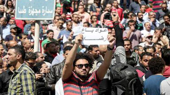 ناشط حقوقي يطالب بالإفراج عن المقبوض عليهم في مظاهرات "تيران وصنافير"