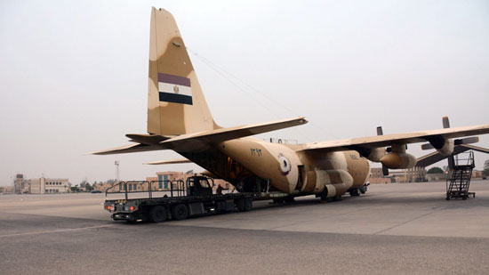 بالصور.. القوات المسلحة ترسل طائرة مساعدات عسكرية لجنوب السودان