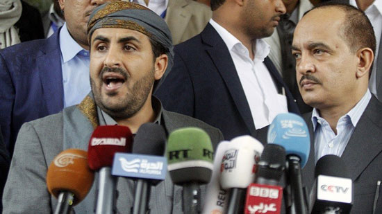 محمد عبد السلام رئيس وفد الحوثيين في محادثات السلام اليمنية في الكويت يتحدث خلال مؤتمر صحفي بمطار صنعاء، 20 أبريل/نيسان 2016