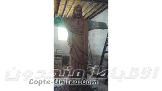  ننفرد بالصور الأولي لنحت تمثال عملاق للمسيح لدير الأنبا بولا
