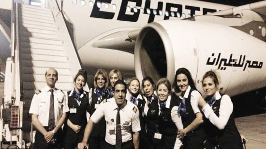 لقطة تذكارية لطاقم ضيافة فى شركة «مصر للطيران»