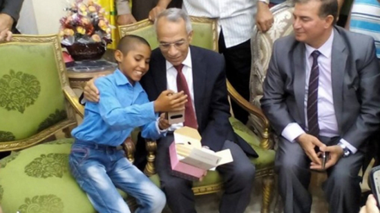تكريم الصبي أسامة محمد  من قبل اللواء عبد الفتاح حرحور محافظ شمال سيناء