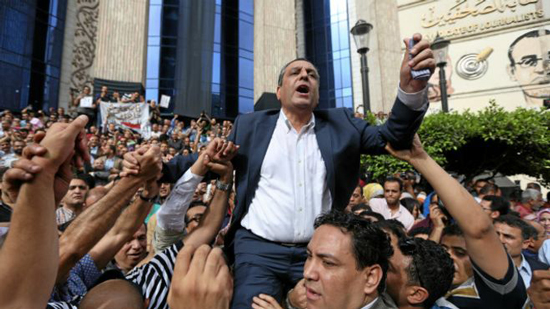 الشرطة المصرية تحتجز نقيب الصحفيين واثنين من أعضاء مجلس النقابة