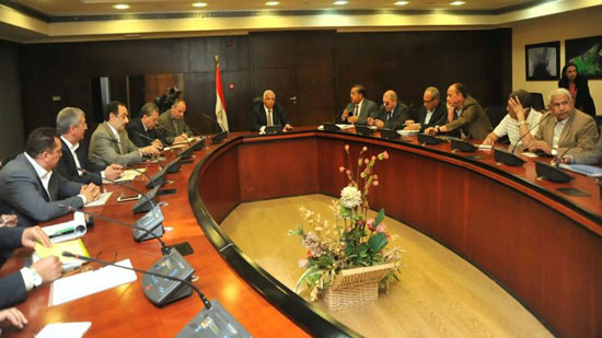وزير النقل يشدد على سرعة الانتهاء من تطوير طريق القاهرة /السويس
