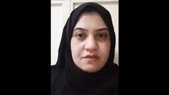 القنصلية المصرية في الرياض تستقبل طبيبة مصرية لحل مشكلتها مع الكفيل