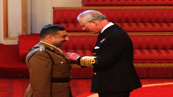  الأمير تشارلز يقلّد ضابطًا مسلمًا في الجيش البريطاني وسام الإمبراطورية