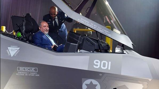وزير الدفاع الاسرائيلي في قمرة قيادة اف 35