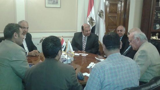 وزير التموين خلال اجتماعه مع المجموعة الاقتصادية لمحاربة الغلاء - الصورة من البيان الصحفي